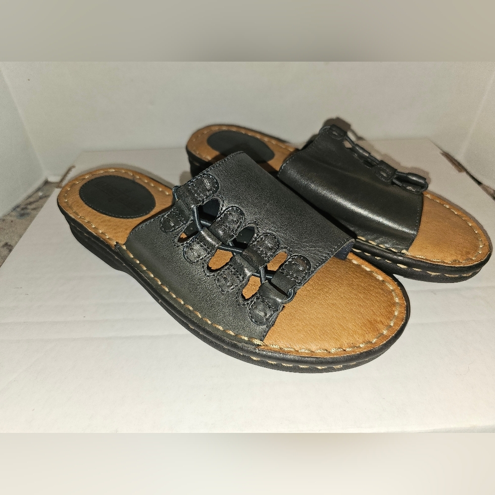 Minnetonka Gilly Leather Slide Sandal. Dk Grey color. Women’s size 8